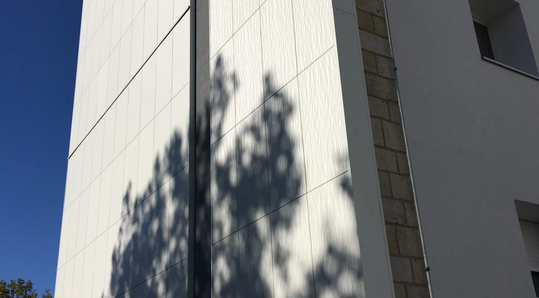 Location: La Rochelle (France), 
Construction type: renovation, 
Installation system: wall cladding without backing structure (CWoB), 
Products: DUNE & SMOOTH
