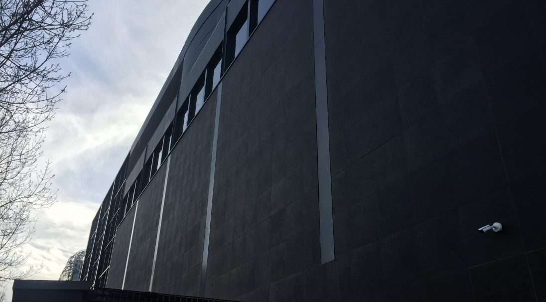Location: Nantes, France, 
Architect: Jean Nouvel, 
Construction type: renovation, 
Installation system: wall cladding with backing structure (CWB), 
Product: RIVEN

