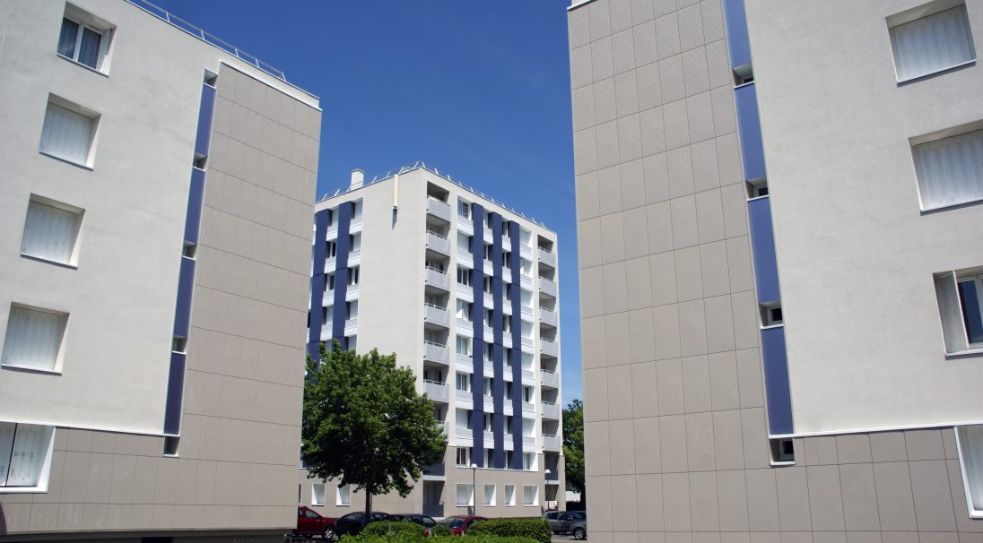 Location: Villeurbanne (France), 
Installation system: wall cladding without backing structure (CWoB), 
Product: DUNE
