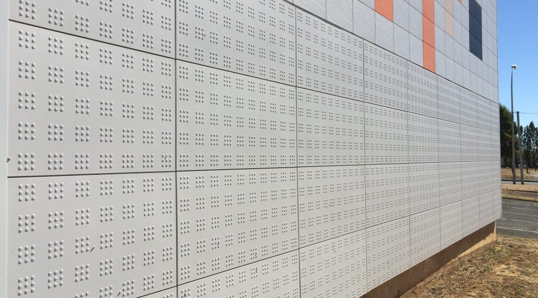 Location: Fontenay-le-Comte, 
Installation system: wall cladding without backing structure (CWoB), 
Products: CARVI & PIERRE DE LOIRE
