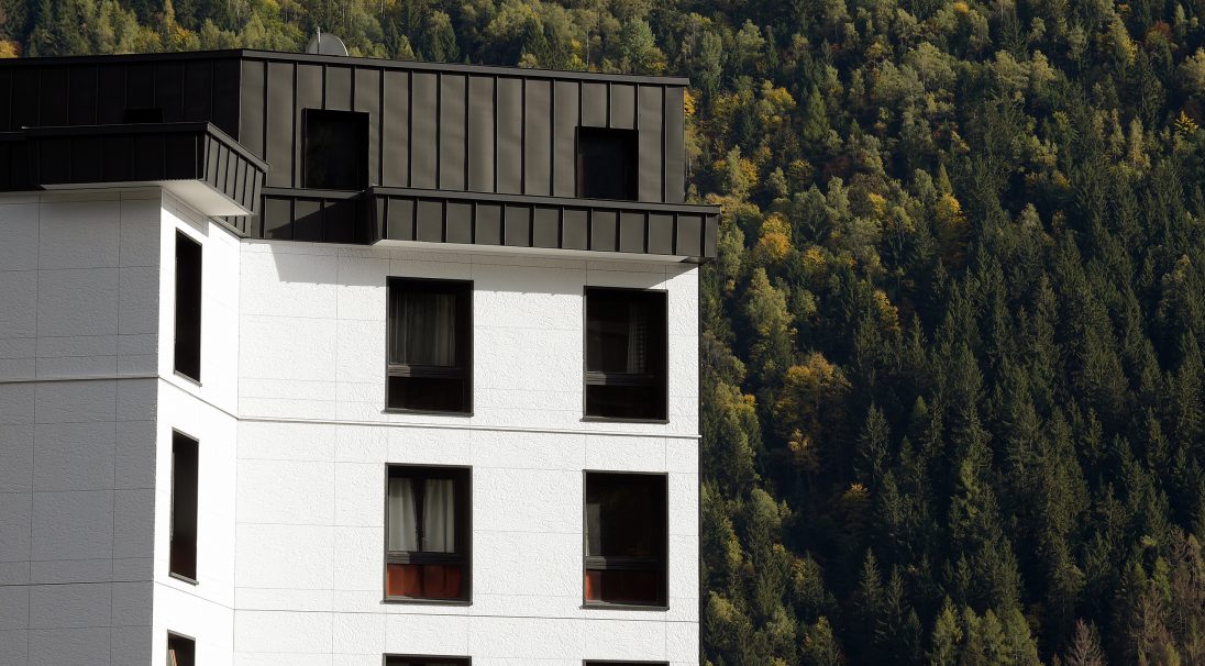 Location: Chamonix (France), 
Architects: Paget Johanny, 
Construction type: renovation, 
Installation system: wall cladding with backing structure (CWB), 
Product: PAPYRUS
