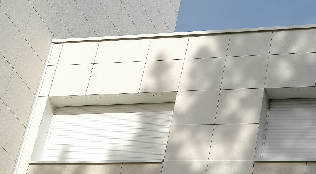 Location: La Baule (France), 
Engineering: Socotec, 
Construction type: renovation, 
Installation system: wall cladding with backing structure (CWB), 
Product: RIVEN
