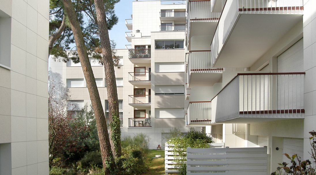 Location: La Baule (France), 
Construction type: renovation, 
Installation system: wall cladding with backing structure (CWB), 
Product: RIVEN
