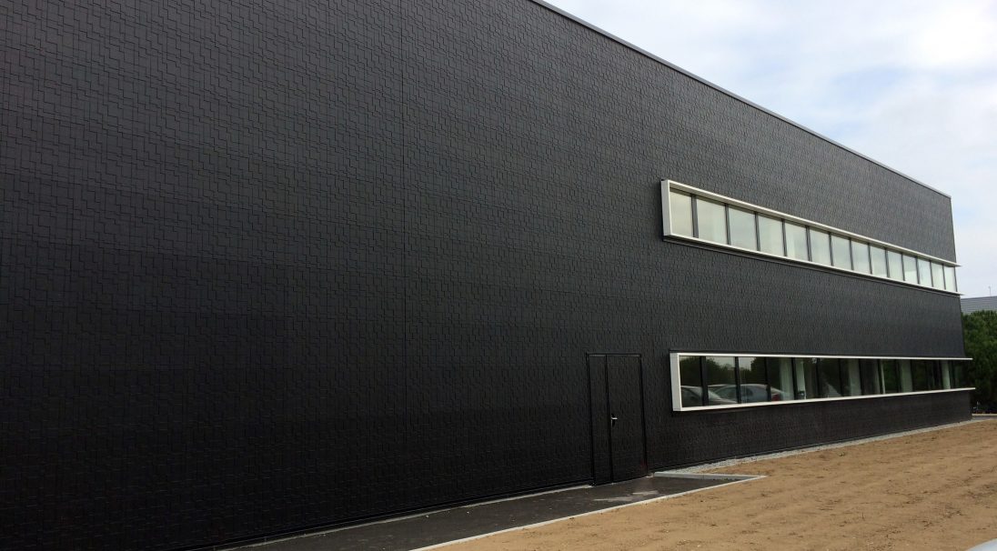 Location: Saint-Nazaire, "L'Immaculée" neighbourhood, 
Construction type: new build, 
Installation system: installation on liner trays, 
Product: GRAF 200
