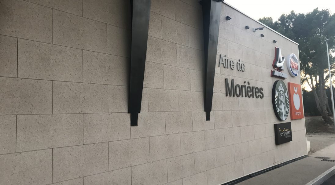 Location: Morières-lès-Avignon, France, 
Construction type: new build, 
Installation system: installation on horizontal liner trays, 
Product: SHELL, 
Architects: Sylvain PERILLAT Architecte (Lyon)
