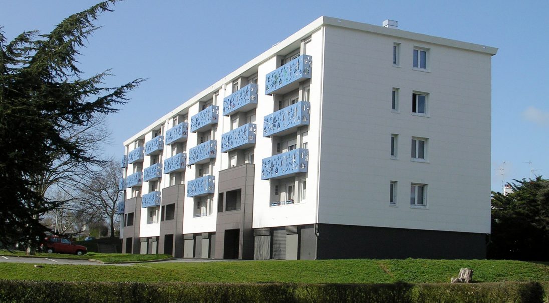Location: Saint-Nazaire (France), 
Construction type: renovation, 
Installation system: wall cladding without backing structure (CWoB), 
Products: PIERRE DU SUD & SMOOTH
