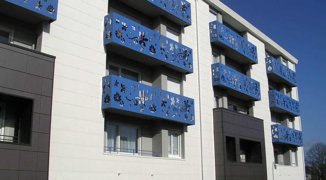Location: Saint-Nazaire (France), 
Construction type: renovation, 
Installation system: wall cladding without backing structure (CWoB), 
Products: PIERRE DU SUD & SMOOTH
