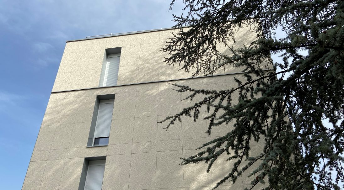 Location: Sens (France), 
Architect: Atelier Philippe Muller Architecture Paris, 
Construction type: renovation, 
Installation system: wall cladding with backing structure (CWB), 
Product: PAPYRUS
