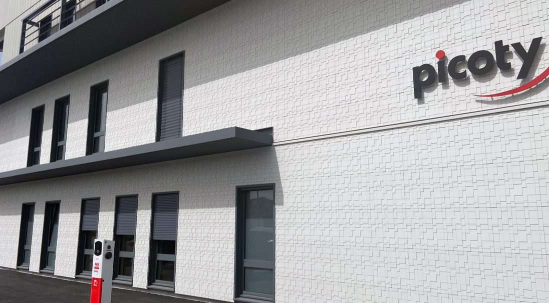 Location: La Rochelle (FR), 
Architects: MILLET architecture, 
Construction type: new build, 
Installation system: wall cladding with backing structure (CWB), 
Product: GRAF 200
