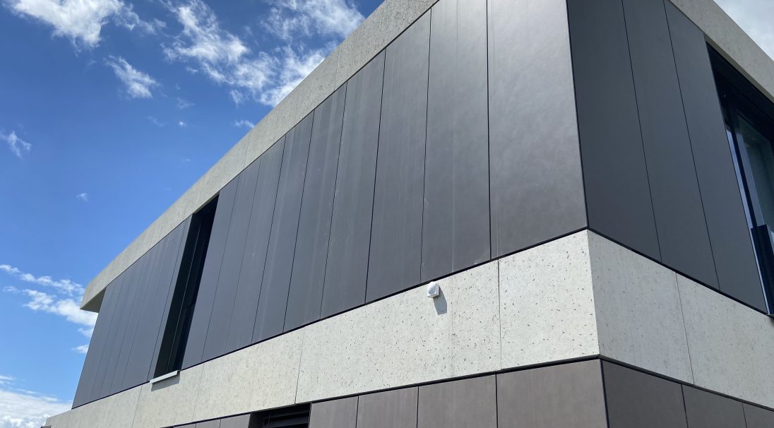 Location: Saint-Blaise (Suisse), 
Construction type: new build, 
Installation system: wall cladding with backing structure (CWB), 
Product: SHELL

