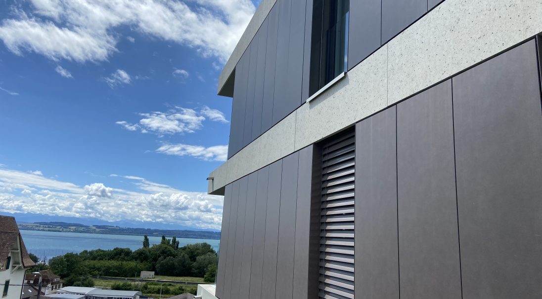Location: Saint-Blaise (Suisse), 
Construction type: new build, 
Installation system: wall cladding with backing structure (CWB), 
Product: SHELL
