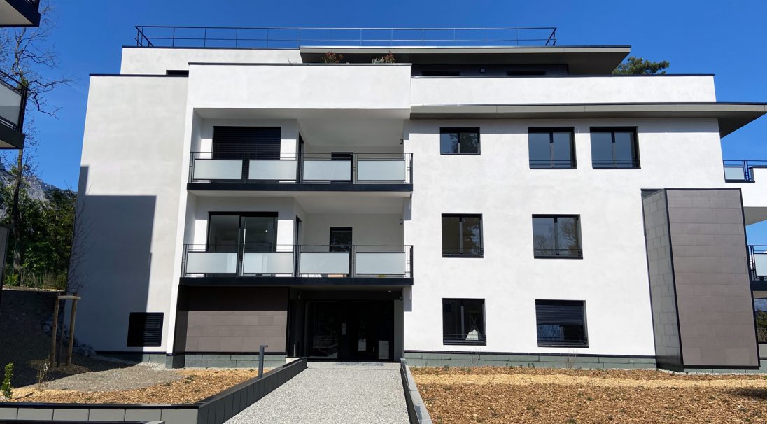 Location: Meylan(FR), 
Construction type: New, 
Installation system: wall cladding without subframe (CWoB), 
Product: SMOOTH, 
Architects : AndKo architects
