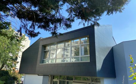 CAREA FACADE - Education reference: Louise Michel school group facade (France), cladding system without backing structure (CWoB). Find here all our facade facing completed projects.