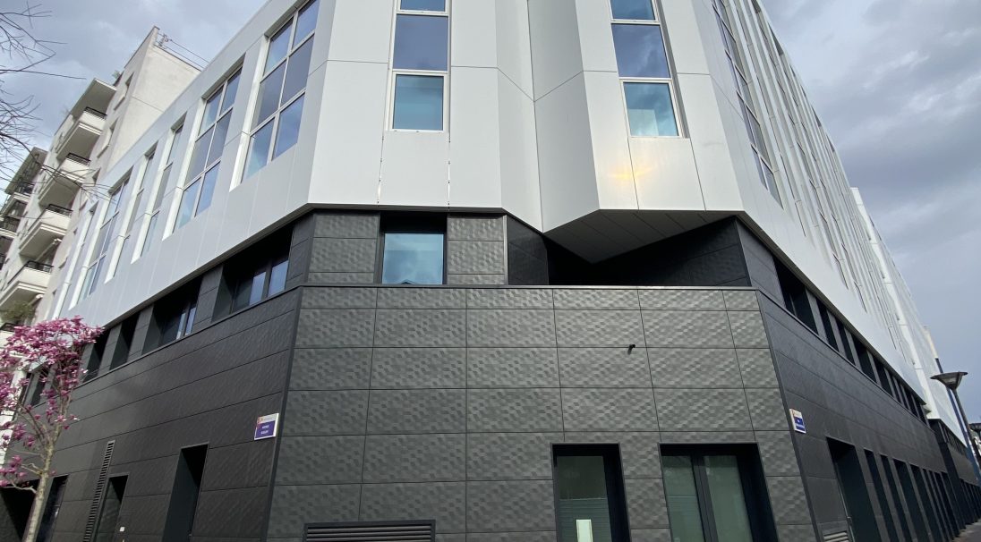 Location: Suresnes (92), 
Architect: Cabinet Bruno Croize, 
Construction type: renovation, 
Installation system: wall cladding without backing structure (CWoB), 
Product: PIXEL
