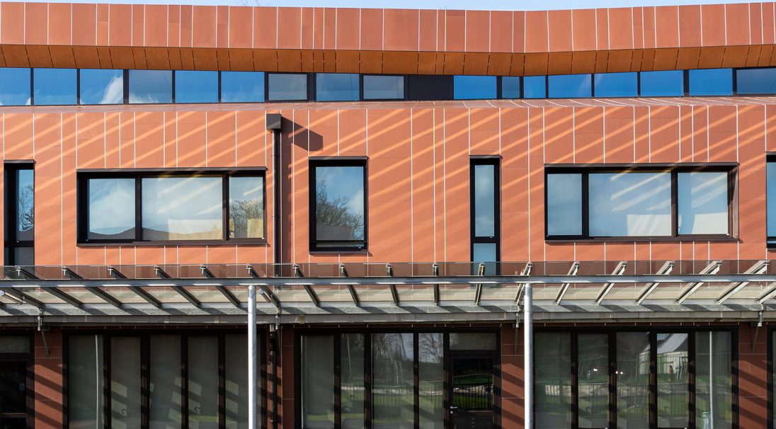 CAREA FACADE - Nétreville school group facade (FR), cladding system with backing structure (CWB). Find here all our facade facing completed projects.