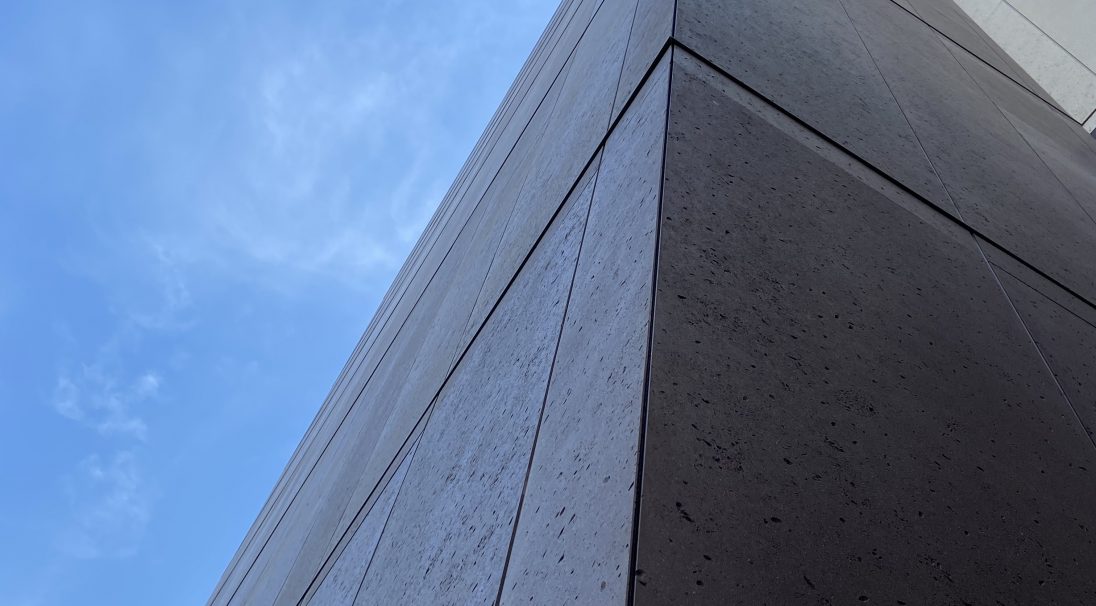 Location: Genève (CH), 
Architects: Favre & Guth, 
Construction type: new build, 
Installation system: wall cladding with backing structure (CWB), 
Product: SHELL & TAÏGA
