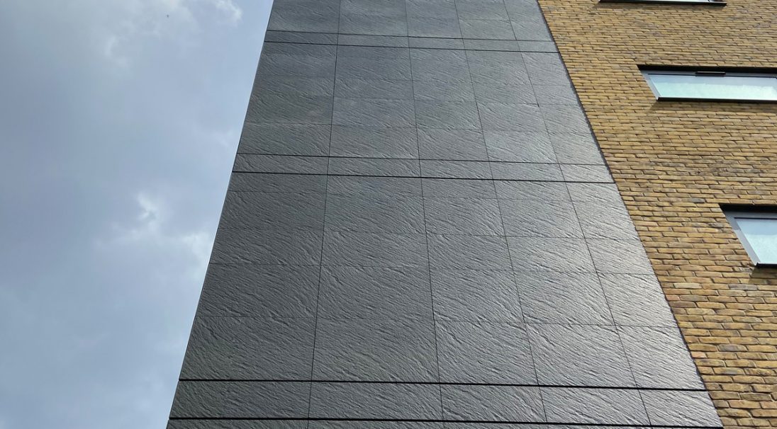Location: London, 
Construction type: new build, 
Installation system: wall cladding with backing structure (CWB), 
Product: RIVEN
