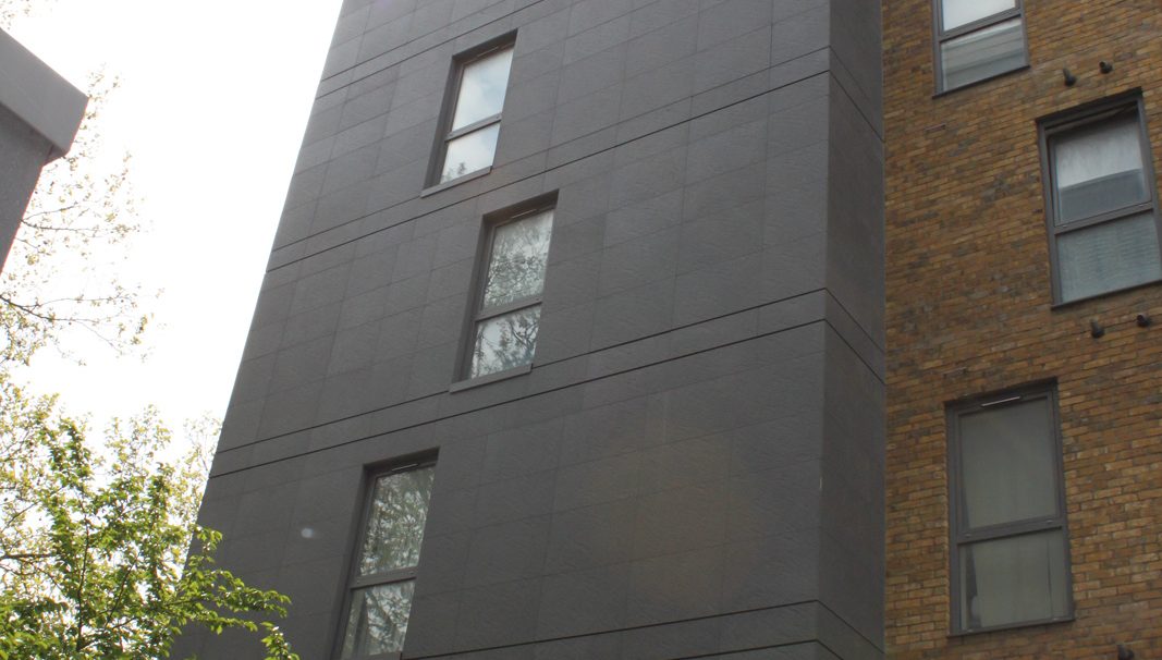 Location: London, 
Construction type: new build, 
Installation system: wall cladding with backing structure (CWB), 
Product: RIVEN
