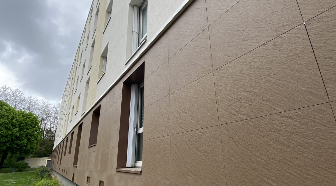Location: Nanterre (FR), 
Architects: Phare Architecture, 
Construction type: renovation, 
Installation system: wall cladding with backing structure (CWB), 
Product: RIVEN
