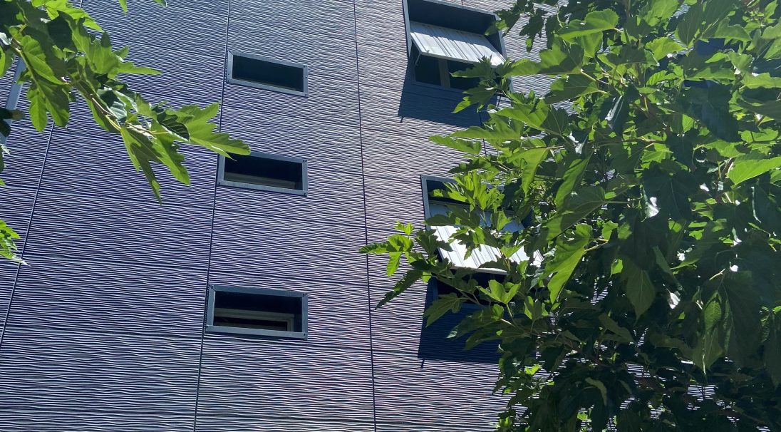 Location: Narbonne (FR), 
Type of construction: Renovation, 
Installation system: Cladding Without Backing Structure (CWoB), 
Products: DUNE & SMOOTH

