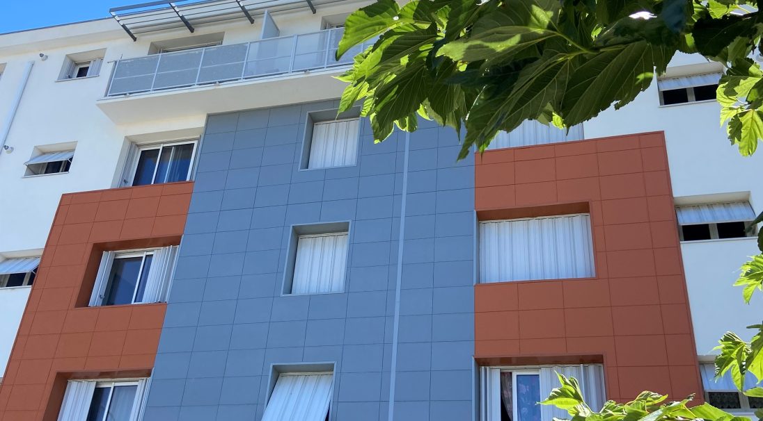 Location: Narbonne (FR), 
Type of construction: Renovation, 
Installation system: Cladding Without Backing Structure (CWoB), 
Products: DUNE & SMOOTH
