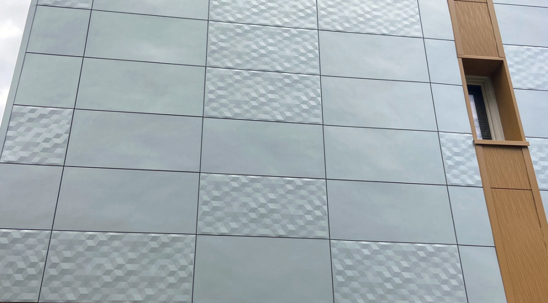 Location: Amiens (FR), 
Type of construction: Renovation, 
Installation system: Cladding Without Backing (CWoB), 
Product: DUNE, SMOOTH & PIXEL
