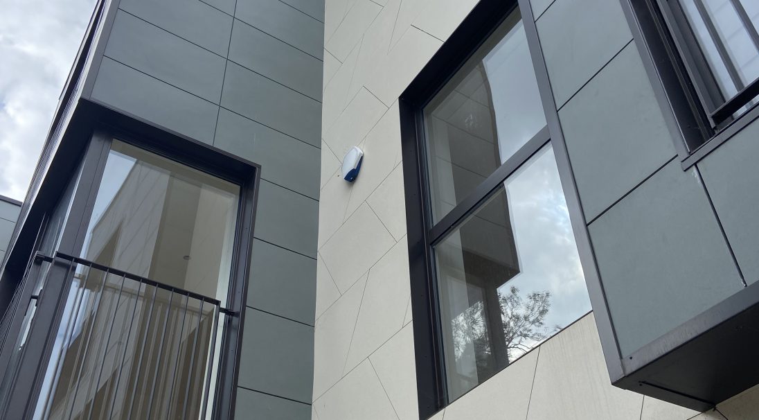 Location: London (UK), 
Type of construction: New, 
Installation system: Cladding with backing structure (CWB), 
Product: Acantha SMOOTH MATT & GLOSSY - Aquila SMOOTH
