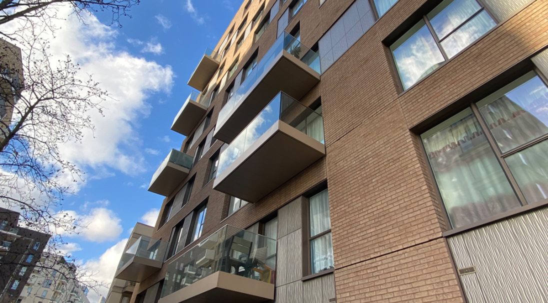 Location: London (UK), 
Type of construction: New, 
Installation system: Cladding with backing structure (CWB), 
Finishes: DUNE & TAÏGA reclad

