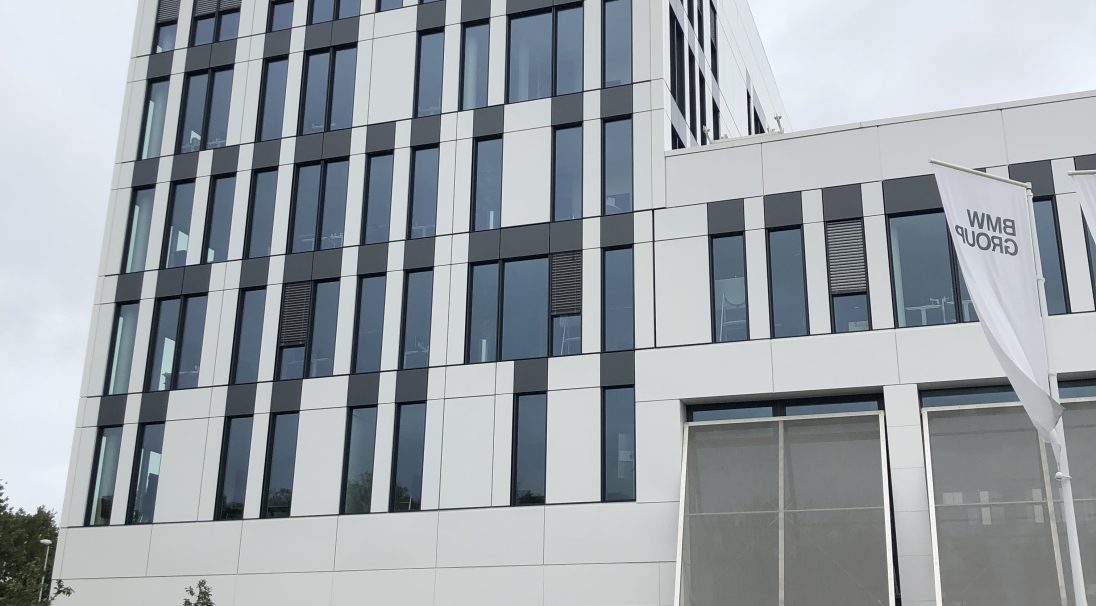 Location : Montigny-le-Bretonneux (FR), 
Type of construction : New, 
Installation system : Cladding with backing structure (CWB), 
Product : Acantha - GLOSSY, 
Colour : White Serac (007)
