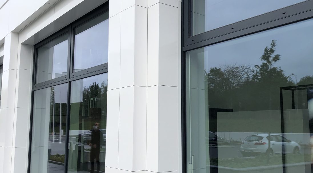 Location : Montigny-le-Bretonneux (FR), 
Type of construction : New, 
Installation system : Cladding with backing structure (CWB), 
Product : Acantha - GLOSSY, 
Colour : White Serac (007)
