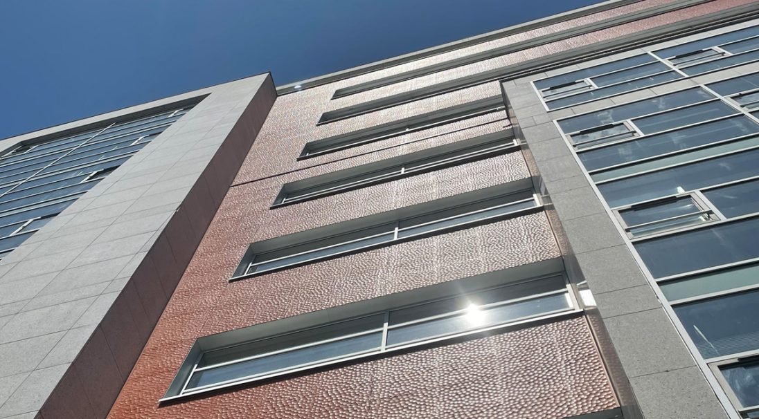 Location: Montreuil (FR), 
Type of construction: Rehabilitation, 
Installation system: Cladding with backing strcuture (CWB), 
Product: Acantha - MOON
