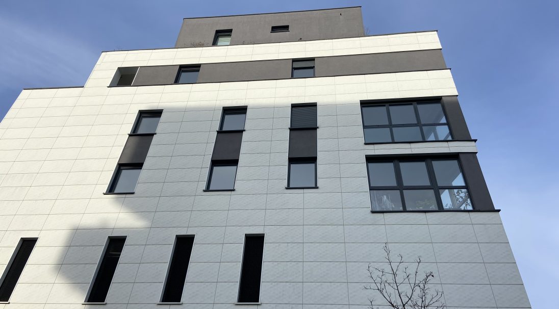Location : Strasbourg (FR), 
Type of construction : New, 
Installation system: Cladding Without Backing (CWoB), 
Product: Aquila - PIXEL
