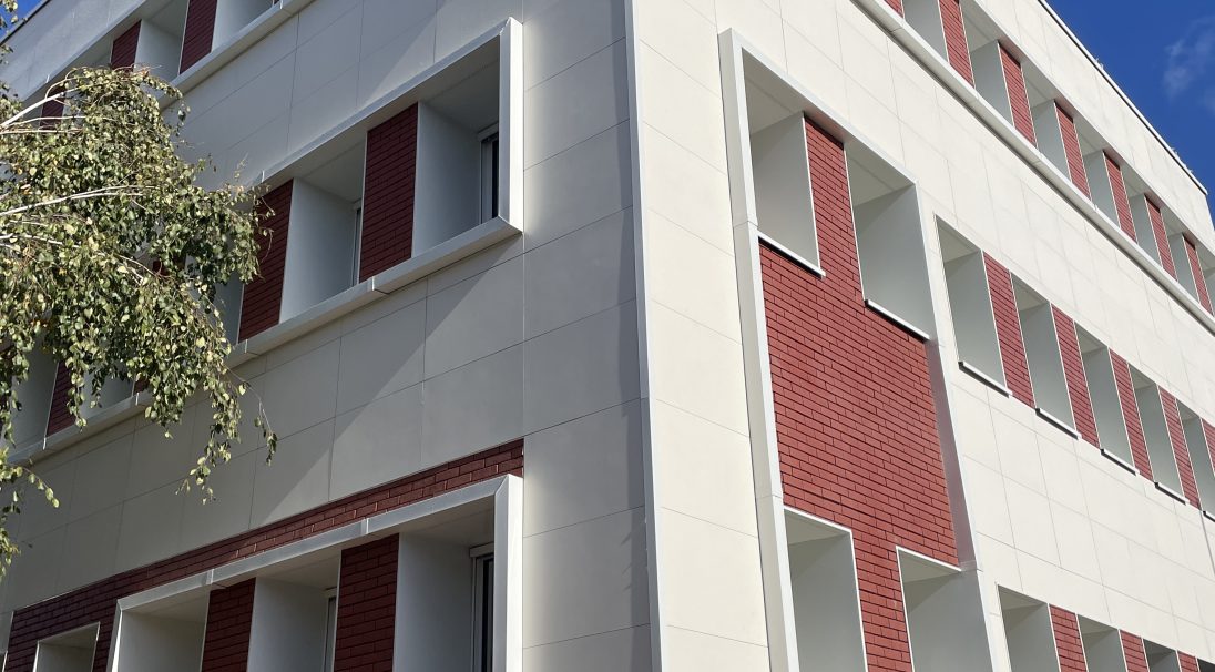 Place: Villejuif FR, 
Construction type: Renovation, 
Installation system: Cladding without backing structure (CWoB), 
Product: Alpha - SMOOTH MATT - GRAF 900
