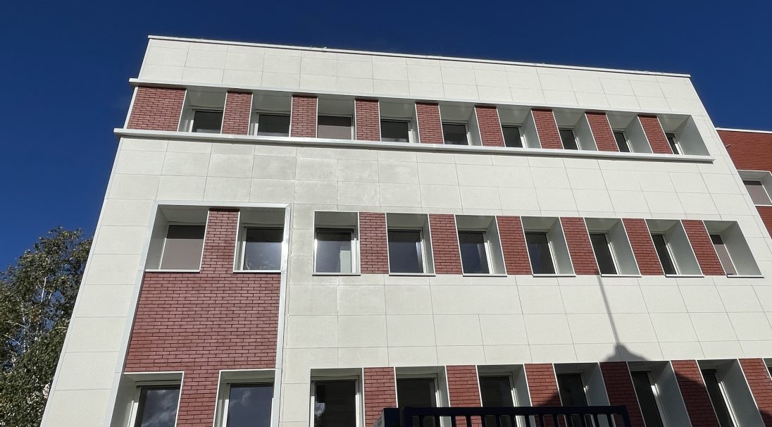 Place: Villejuif FR, 
Construction type: Renovation, 
Installation system: Cladding without backing structure (CWoB), 
Product: Alpha - SMOOTH MATT - GRAF 900
